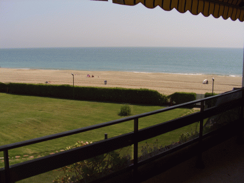 Imagen de la playa de Gavà Mar desde una terraza de la comunidad LES MARINES de Gavà Mar